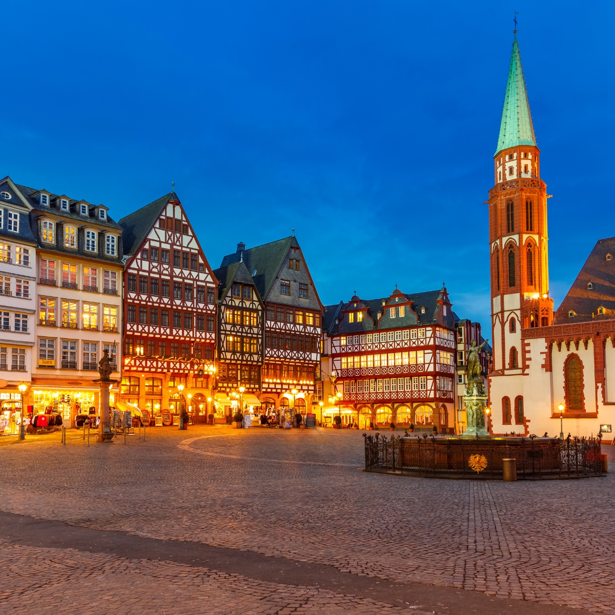 Schnitzeljagd und selbstgeführte Tour durch Frankfurt 2 Der Römerberg ist das historische Herz Frankfurts mit seinen ikonischen mittelalterlichen Fachwerkhäusern und dem prächtigen Römer-Rathaus, in dem seit Jahrhunderten kaiserliche Feste gefeiert werden.
