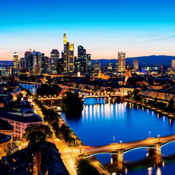 Der Eiserne Steg ist eine historische Fußgängerbrücke, von der aus man einen herrlichen Blick auf die Skyline hat und die für ihre Tausende von Liebesschlössern berühmt ist, die an den Geländern angebracht sind.