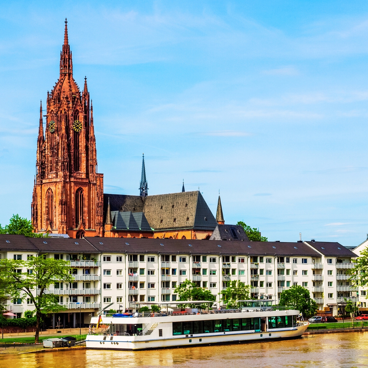 Schnitzeljagd und selbstgeführte Tour durch Frankfurt 6 Der Frankfurter Dom ist eine majestätische gotische Reichskirche, in der einst die Kaiser des Heiligen Römischen Reiches gewählt und gekrönt wurden und deren hoch aufragender Turm die historische Silhouette der Stadt prägt.