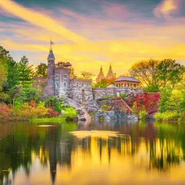Il Belvedere Castle è una struttura gotica vittoriana progettata nel 1869 da Calvert Vaux per fungere da belvedere in cima a Vista Rock, il secondo punto naturale più alto di Central Park.