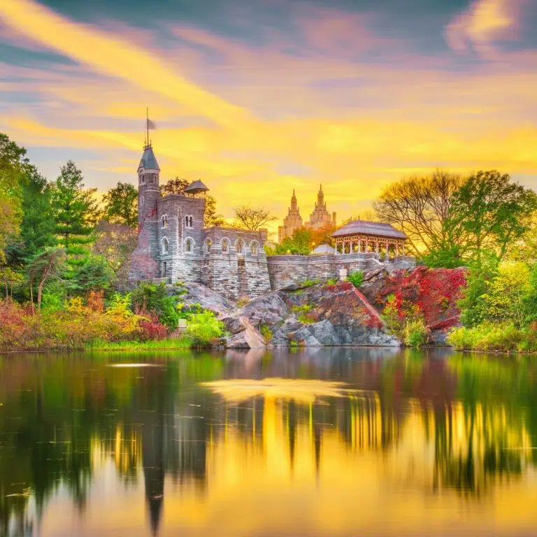 Caccia al tesoro e tour autoguidato a Central Park, New York 5 Il Belvedere Castle è una struttura gotica vittoriana progettata nel 1869 da Calvert Vaux per fungere da belvedere in cima a Vista Rock, il secondo punto naturale più alto di Central Park.