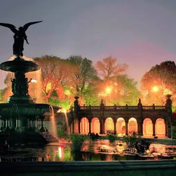 La Bethesda Terrace and Fountain, con l'iconica statua dell'Angelo delle Acque, fu progettata durante la Guerra Civile come cuore architettonico di Central Park per celebrare la prima fornitura di acqua pulita della città.