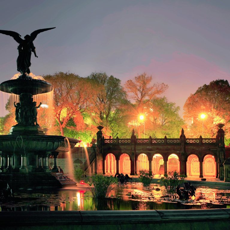 Caccia al tesoro e tour autoguidato a Central Park, New York 3 La Bethesda Terrace and Fountain, con l'iconica statua dell'Angelo delle Acque, fu progettata durante la Guerra Civile come cuore architettonico di Central Park per celebrare la prima fornitura di acqua pulita della città.