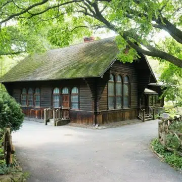 Il cottage svedese fu originariamente costruito come edificio scolastico tradizionale per l'Esposizione del Centenario del 1876 a Filadelfia, prima di essere trasferito a Central Park per fungere da casa stravagante per il teatro delle marionette.