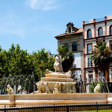 Situada no centro da animada praça da Puerta de Jerez, a belíssima Fonte de Híspalis cativa os visitantes com as suas esculturas elaboradas, que celebram as origens mitológicas e a história vibrante de Sevilha.