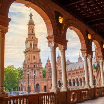 Emoldurada por um imponente edifício renascentista de formato semicircular, um elegante canal com pontes encantadoras e nichos ricamente decorados que representam todas as províncias espanholas, a deslumbrante Plaza de España ergue-se como uma obra-prima arquitetónica no coração de Sevilha.