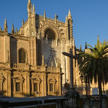 Sendo a maior catedral gótica do mundo, a deslumbrante Catedral de Sevilha encanta os visitantes com a sua nave colossal, o túmulo histórico de Cristóvão Colombo e a icónica torre do sino da Giralda, que oferece vistas panorâmicas sobre a cidade.