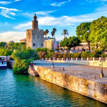 A Torre del Oro é uma impressionante torre de vigia militar do século XIII que outrora guardava o rio Guadalquivir e que atualmente funciona como um museu marítimo que mostra o legado marítimo de Sevilha.