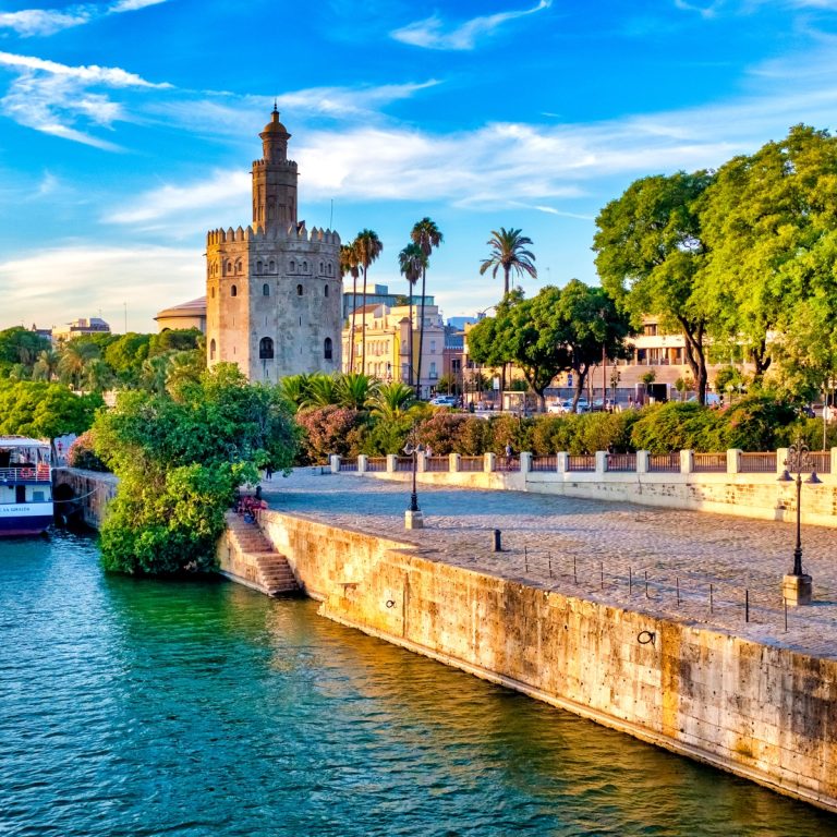 A Torre del Oro é uma impressionante torre de vigia militar do século XIII que outrora guardava o rio Guadalquivir e que atualmente funciona como um museu marítimo que mostra o legado marítimo de Sevilha.