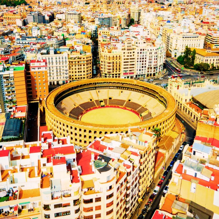 Juego de pistas y recorrido autoguiado por Valencia 5 La Plaza de Toros de Valencia es una majestuosa arena neoclásica inspirada en el Coliseo romano donde se alzan grandes arcos de ladrillo como testimonio del patrimonio tradicional de la ciudad.