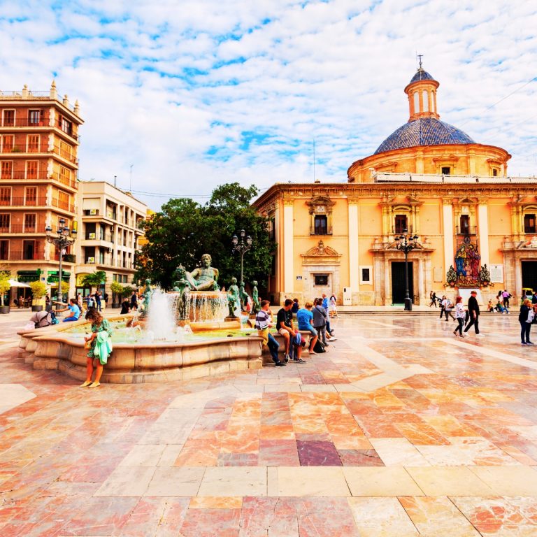 Juego de pistas y recorrido autoguiado por Valencia 3 Plaça de la Verge en Valencia La Plaça de la Verge es una majestuosa plaza histórica donde la Fuente del Turia y la arquitectura catedralicia que la rodea crean el sereno y antiguo corazón de Valencia.