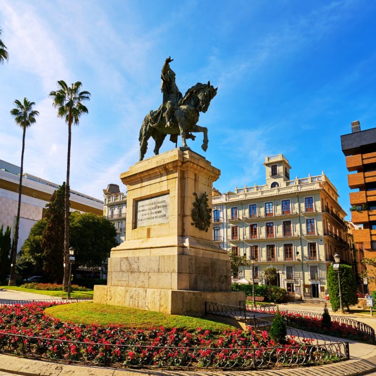 Juego de pistas y recorrido autoguiado por Valencia 6 El Monumento a Jaime I es una majestuosa estatua ecuestre de bronce situada en El Parterre que rinde homenaje al legendario rey fundador del Reino de Valencia.