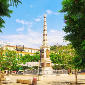 Het Torrijos Monument is een grote negentiende-eeuwse grafzuil die midden op Plaza de la Merced staat om generaal José María Torrijos en zijn kameraden te eren.