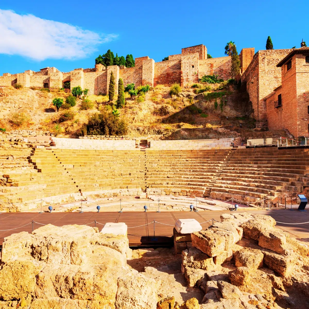 Schnitzeljagd und selbstgeführte Tour durch Málaga 6 Das Römische Theater von Málaga ist ein bemerkenswerter archäologischer Schatz aus dem 1. Jahrhundert v. Chr., der jahrhundertelang am Fuße der Festung Alcazaba verborgen lag.