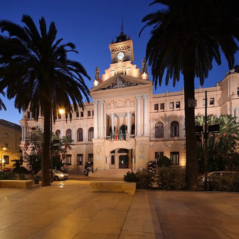 Speurtocht en rondleiding op eigen houtje in Málaga 4 Het stadhuis van Málaga is een prachtig neobarok meesterwerk met modernistische details dat uitkijkt op het weelderige stadspark en dient als symbool van de burgertrots van de stad.