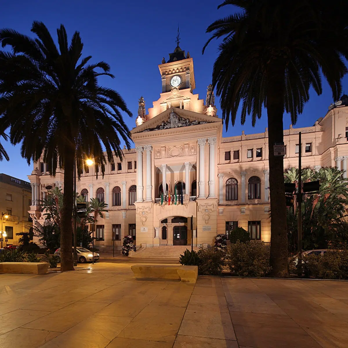 Schnitzeljagd und Stadtrundgang auf eigene Faust in Málaga 4 Das Rathaus von Málaga ist ein beeindruckendes neobarockes Meisterwerk mit modernistischen Details, das auf den üppigen Stadtpark blickt und als Symbol für den Stolz der Stadt dient.
