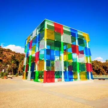 Het Centre Pompidou Málaga is een levendige hedendaagse bezienswaardigheid die wordt gedefinieerd door "El Cubo", een gigantische glazen structuur met veelkleurige panelen die dient als baken voor deze ondergrondse kunstgalerie.