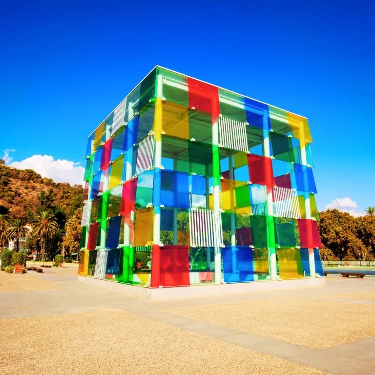 Speurtocht en rondleiding op eigen houtje in Málaga 3 Het Centre Pompidou Málaga is een levendige hedendaagse bezienswaardigheid die wordt gedefinieerd door "El Cubo", een gigantische glazen structuur met veelkleurige panelen die dient als baken voor deze ondergrondse kunstgalerie.