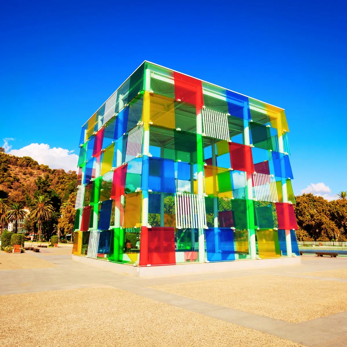 Schnitzeljagd und selbstgeführte Tour durch Málaga 3 Das Centre Pompidou Málaga ist ein pulsierendes, zeitgenössisches Wahrzeichen, das von "El Cubo" geprägt wird, einer riesigen Glasstruktur mit bunten Paneelen, die als Leuchtturm für diese unterirdische Kunstgalerie dient.