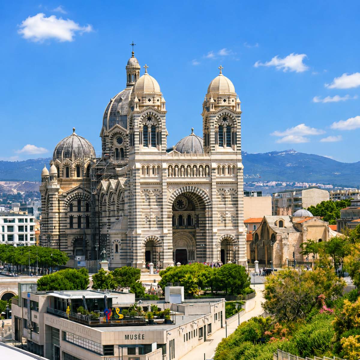 Jeu de piste et visite libre à Marseille 2 La cathédrale La Major est un majestueux édifice néo-byzantin, également connu sous le nom de cathédrale de Marseille, dont la façade rayée et les dômes massifs créent une présence monumentale surplombant le port historique de la ville.