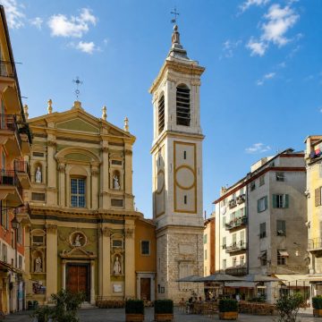 Situata nel cuore della Vecchia Nizza, la Cattedrale di Sainte-Réparate è un gioiello barocco del XVII secolo dedicato alla santa patrona della città, che si distingue per la cupola rivestita di piastrelle colorate e per le cappelle interne riccamente decorate.
