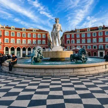 Dit opvallende monument in het hart van Place Masséna heeft een majestueus bronzen beeld van Apollo omringd door bronzen beelden die de planeten voorstellen, waardoor het de perfecte plek is om een raadsel op te lossen terwijl je het levendige centrum van Nice bewondert.