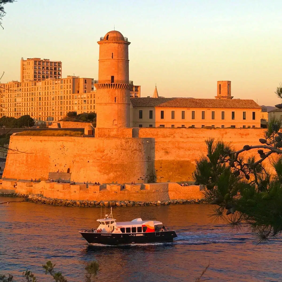 Jeu de piste et visite libre à Marseille 3 Le Fort Saint-Jean est une majestueuse forteresse historique où de grands bastions de pierre et une promenade panoramique reliant la ville moderne créent une sentinelle monumentale gardant l'entrée du Vieux-Port de Marseille.