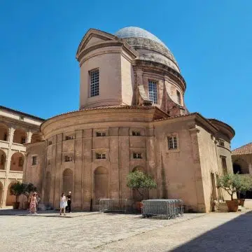 La Vieille Charité est un monument baroque majestueux où une grande chapelle à coupole et d'élégantes galeries voûtées créent un centre culturel monumental au cœur du quartier du Panier à Marseille.