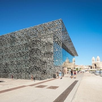 Het Mucem in Marseille is een opvallend museum aan het water, waar gedurfde hedendaagse architectuur samengaat met het historische Fort Saint-Jean, en waar de culturen en beschavingen van het Middellandse Zeegebied worden tentoongesteld.