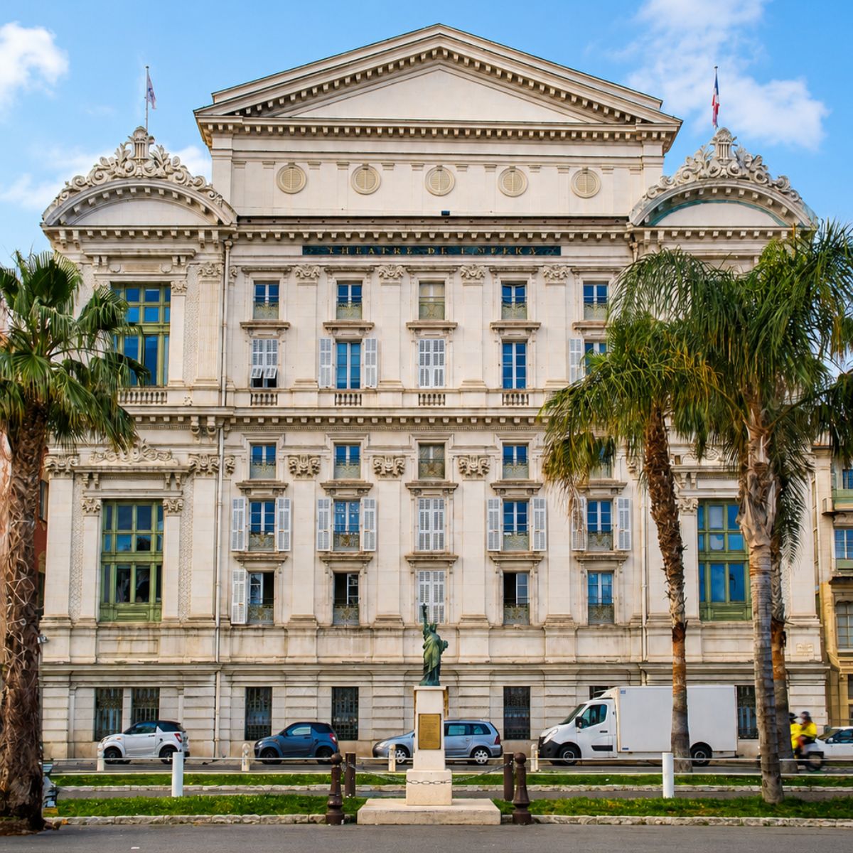 Leuke speurtocht en rondleiding op eigen houtje 5 Deze Grand Opéra werd herbouwd in 1885 na een verwoestende brand en werd ontworpen door François Aune met inspiratie van het beroemde Palais Garnier in Parijs, waardoor het een historisch meesterwerk is waar je verhalen uit het verleden kunt ontdekken.