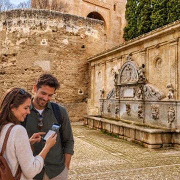 Le Pilar de Carlos V, à Grenade, est une fontaine Renaissance richement décorée située près de l'Alhambra, qui se distingue par sa façade en pierre sculptée, ses reliefs décoratifs et ses gargouilles élaborées.