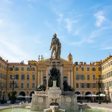 Het historische plein Giuseppe Garibaldi, omringd door prachtige barokke gebouwen in gele tinten, heeft een groot centraal standbeeld dat is opgedragen aan de beroemde Italiaanse generaal die in Nice werd geboren en biedt een iconische ruimte om het plaatselijke erfgoed te ontdekken.