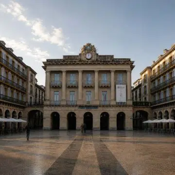 La Plaza de la Constitución es una majestuosa plaza histórica donde los grandes edificios porticados y los balcones numerados revelan su pasado como plaza de toros en el corazón del casco antiguo.