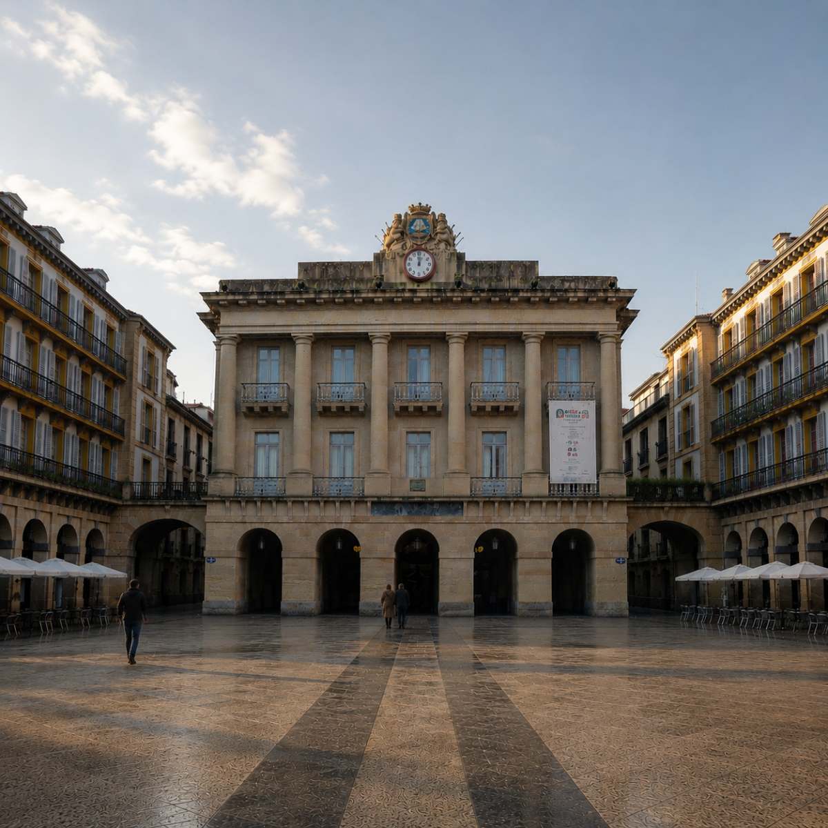 Búsqueda del tesoro y recorrido autoguiado por San Sebastián 5 La Plaza de la Constitución es una majestuosa plaza histórica donde los grandes edificios porticados y los balcones numerados revelan su pasado como plaza de toros en el corazón del casco antiguo.
