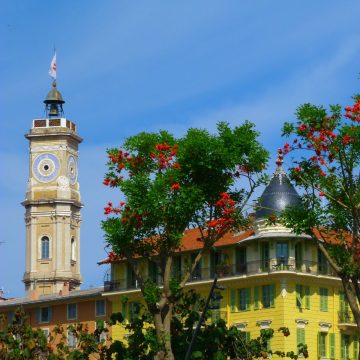 De historische Tour Saint-François, die hoog boven de oude stad uittorent, daagt je uit om te klimmen met honderden treden die je belonen met een spectaculair 360-graden panoramisch uitzicht over Nice.