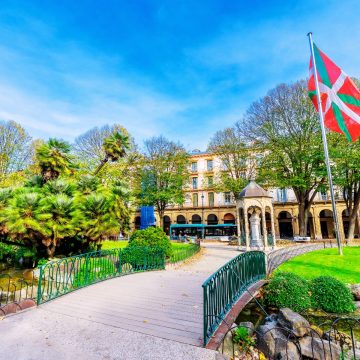 La Plaza de Gipuzkoa es una majestuosa plaza neoclásica donde exuberantes jardines y un encantador estanque con patos crean un apacible oasis verde en el corazón de San Sebastián.