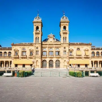 El Ayuntamiento de San Sebastián es un majestuoso monumento de piedra arenisca con una gran fachada de la Belle Époque y elegantes torres del reloj que dan a la bahía, en un edificio que en su día albergó el histórico casino de la ciudad.