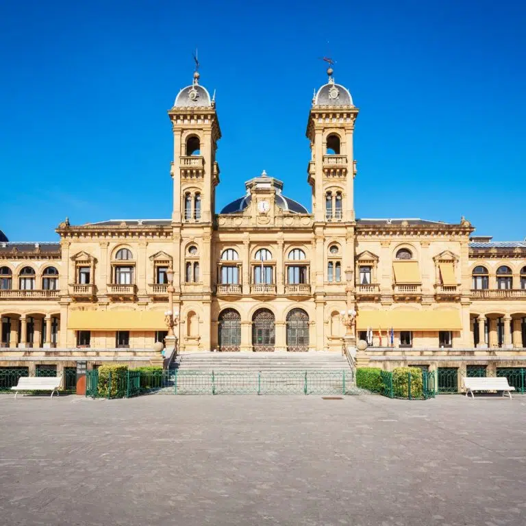 Yincana y recorrido autoguiado por San Sebastián 3 El Ayuntamiento de San Sebastián es un majestuoso monumento de piedra arenisca con una gran fachada de la Belle Époque y elegantes torres del reloj que dan a la bahía, en un edificio que en su día albergó el histórico casino de la ciudad.
