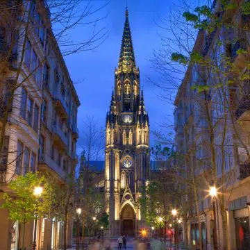 La Catedral del Buen Pastor es un majestuoso monumento neogótico en el que una altísima aguja e intrincadas vidrieras definen el punto más alto del perfil de San Sebastián.