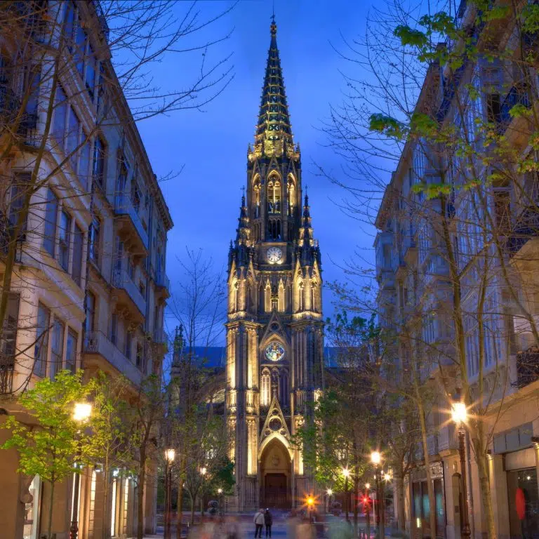 Juego de pistas y recorrido autoguiado por San Sebastián 2 La Catedral del Buen Pastor es un majestuoso monumento neogótico en el que una altísima aguja e intrincadas vidrieras definen el punto más alto del perfil de San Sebastián.