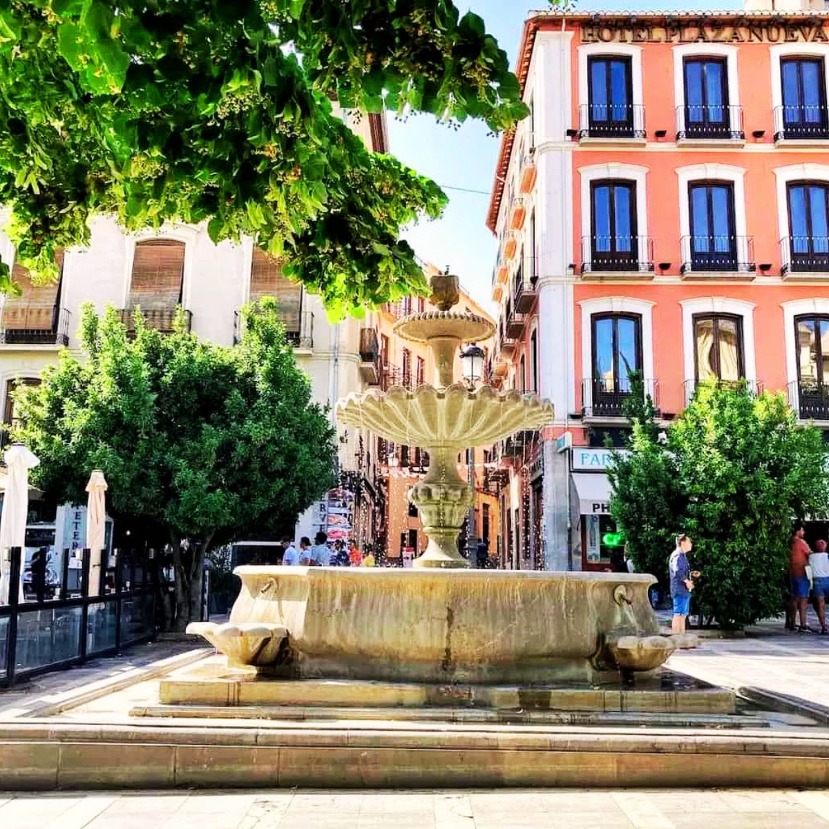 Schnitzeljagd und Stadtrundgang auf eigene Faust in Granada 6 Dieser zentrale Brunnen ist ein charmanter Treffpunkt auf dem ältesten und historischsten Platz Granadas. Ursprünglich im 16. Jahrhundert erbaut, befindet er sich auf dem Gewölbe des Darro-Flusses in der Nähe des Eingangs zur Alhambra.