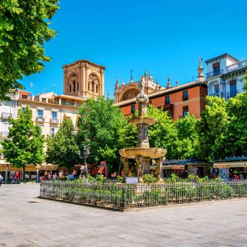 Die Plaza de Bib-Rambla ist ein lebhafter historischer Platz, der für seine schönen Blumenstände und den zentralen Neptunbrunnen bekannt ist. Einst Schauplatz für mittelalterliche Turniere und Stierkämpfe, dient er heute als pulsierendes Zentrum für gesellschaftliche Zusammenkünfte.