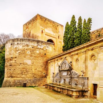 Der Pilar de Carlos V. ist ein monumentaler Renaissance-Brunnen am Eingang zur Alhambra.