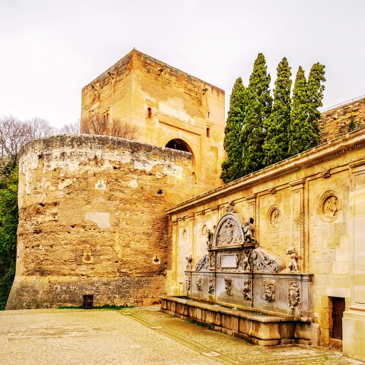 Schnitzeljagd und Stadtrundgang auf eigene Faust in Granada 2 Der Pilar de Carlos V. ist ein monumentaler Renaissance-Brunnen am Eingang zur Alhambra.