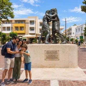 La Πλατεία Ανταγόρα, che prende il nome dall'eroe mitologico famoso per aver combattuto contro Ercole, è una vivace piazza centrale della città di Kos, dove si erge un imponente monumento scolpito che commemora la loro leggendaria sfida, circondata da affollati caffè e negozi locali.