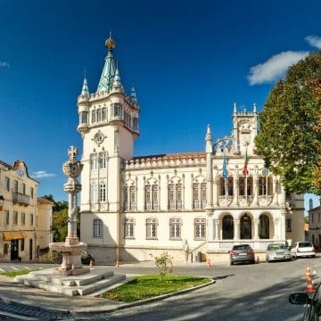 Built in the early twentieth century on the former site of a convent, the Câmara Municipal de Sintra serves as Sintra's historic town hall, distinguished by its striking Neo-Manueline facade, tiled clock tower, and ornate stone carvings.