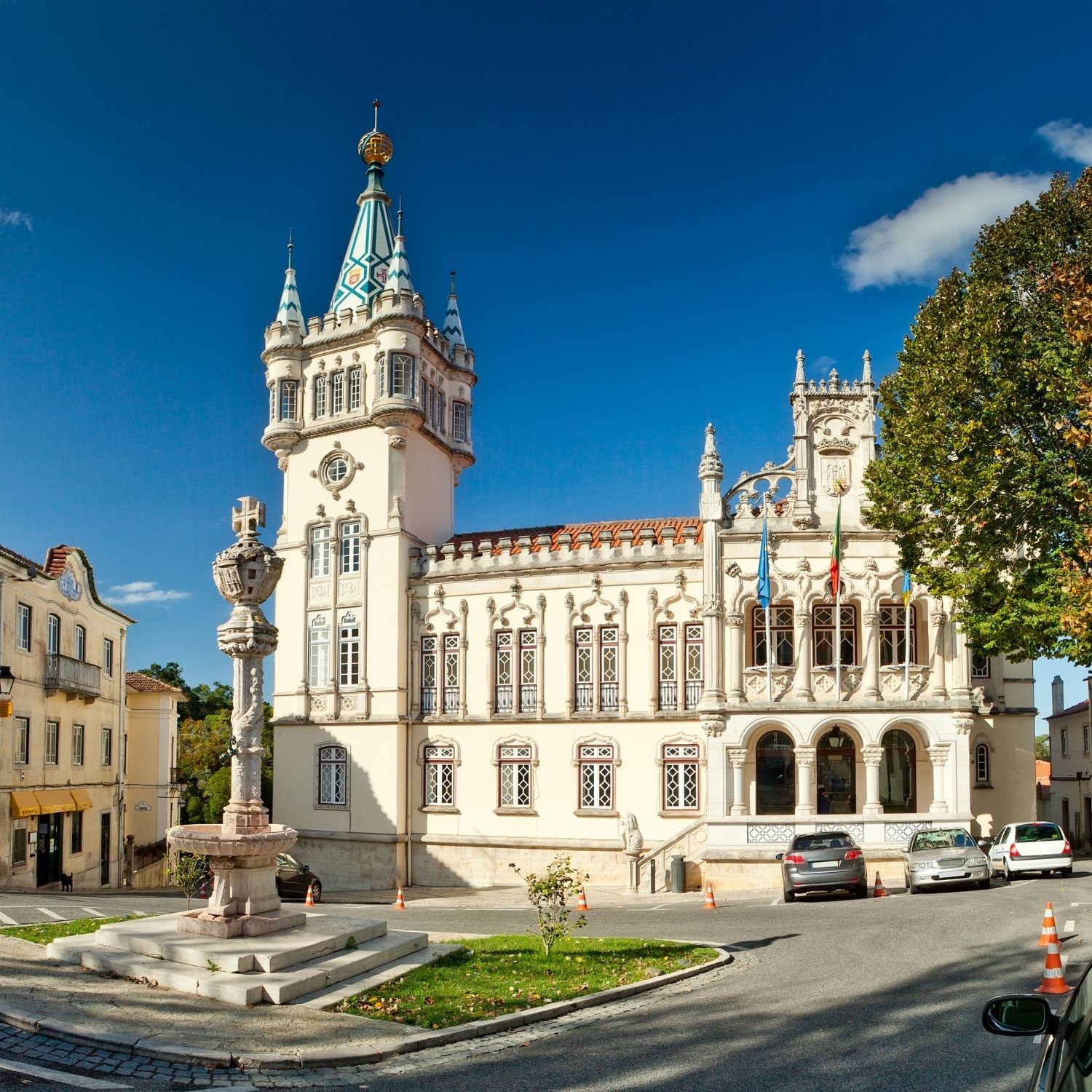 Chasse au trésor et visite libre à Sintra 3 Construite au début du XXe siècle sur l'ancien emplacement d'un couvent, la Câmara Municipal de Sintra est l'hôtel de ville historique de Sintra. Elle se distingue par sa façade néo-manueline remarquable, sa tour horloge recouverte de faïences et ses sculptures sur pierre richement ornées.