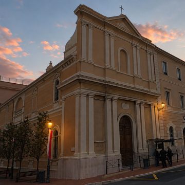 La chapelle de la Visitation est un monument baroque majestueux où une grande façade du XVIIe siècle et une délicate entrée à fronton créent un trésor architectural monumental niché dans les rues sinueuses de Monaco-Ville.