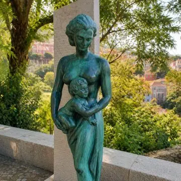 Questa bellissima e toccante statua onora il legame senza tempo della maternità, aggiungendo un tocco caldo e artistico alle strade panoramiche della città, in quanto raffigura una donna che tiene teneramente in braccio il suo bambino.