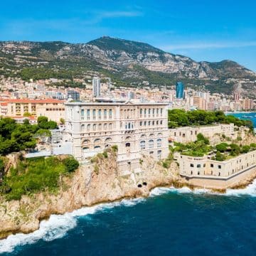 Het Musée océanographique de Monaco, dat op spectaculaire wijze op de steile klif van de Rots van Monaco is gelegen, combineert een majestueuze gevel uit de Belle Époque met een beroemd centrum voor mariene wetenschappen en een aquarium, opgericht door prins Albert I.